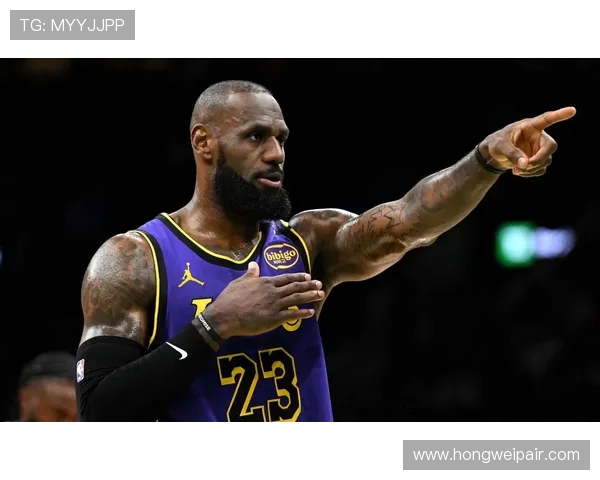 湖人与太阳激战精彩纷呈 詹姆斯与布克对决引爆全场热情